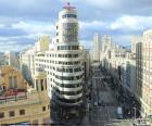 Gran Vía Madrid ana caddelerinden biri, sinemalar, tiyatrolar ve dükkanlar bulacaksınız